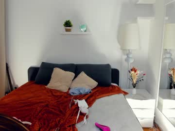 vicky_queenie naked cam