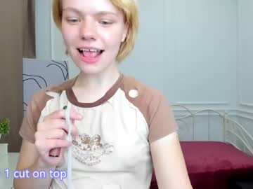 Naked cam girl little_shy_mia image #2725572