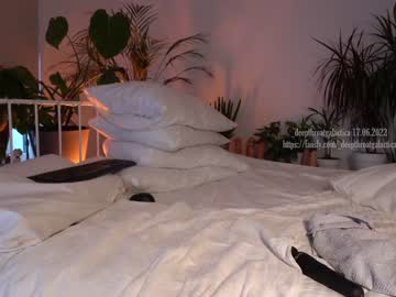 Naked cam girl _deepthroatgalactica image #2008240