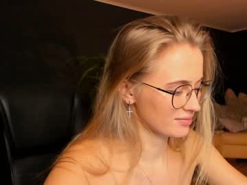 Naked cam girl linellali image #2940941