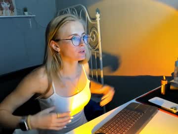 Naked cam girl linellali image #2452792