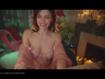 Naked cam girl lucieoude_ image #3367593
