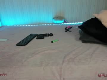 Naked cam girl lili_and_niki image #2584158