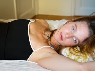 Naked cam girl ellaa91 image #2352546