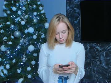 Naked cam girl milena_plays image #743331