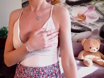 Naked cam girl jennycutey image #2800405