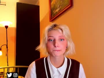 Naked cam girl lit1le_kitty_ image #2739254