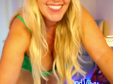 Naked cam girl angel_danm_milf image #1337866