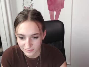 lili_petit naked cam