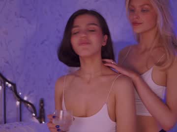 Naked cam girl _2strangers image #2010816