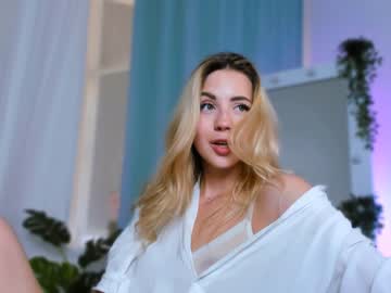 Naked cam girl emmi_rosee image #2101004