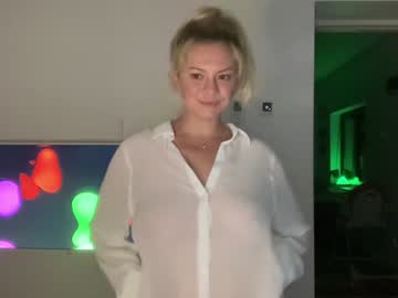 Naked cam girl kiradivine image #2790131