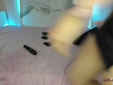 Naked cam girl lili_and_niki image #2490354