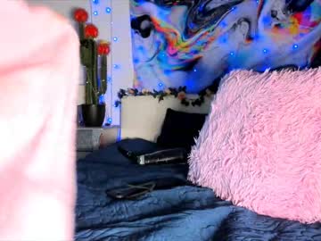Naked cam girl littlee33 image #235876