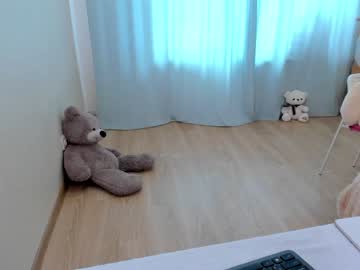Naked cam girl yana_squrel_22 image #1904310