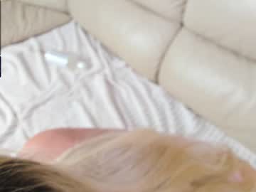 Naked cam girl lil_angell_ image #2318402