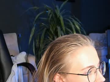 Naked cam girl linellali image #2855672