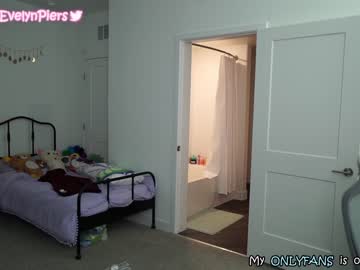 Naked cam girl evelynpiers image #1918672