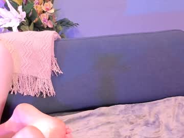 Naked cam girl littlee33 image #2297623