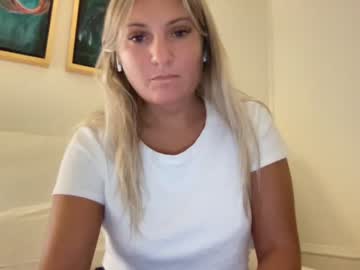 Naked cam girl maee23 image #3733702