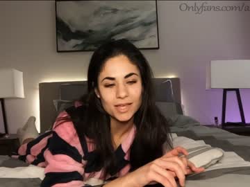 Naked cam couple ari_lovexo image #1462518