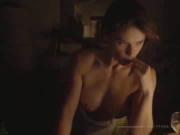 Naked cam girl lucieoude_ image #2627405
