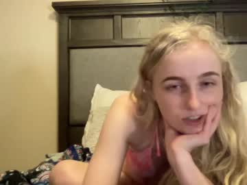 Naked cam girl peachezzs image #1400816