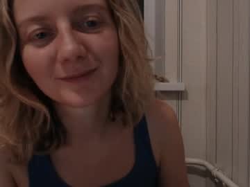 elly_helly naked cam