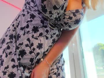 Naked cam girl angel_danm_milf image #979247
