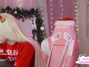 Naked cam girl holliwould_ image #3360780