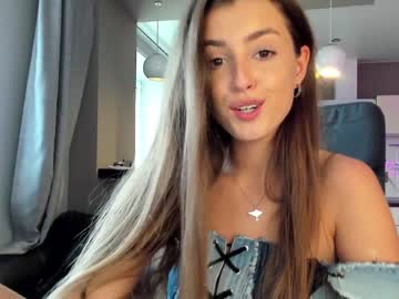 Naked cam girl coy_amina_ image #3046400