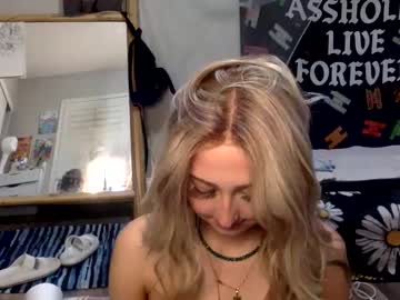 Naked cam girl harleyraequinn7 image #3948656
