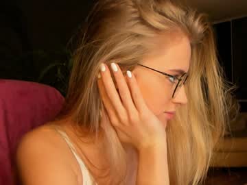 Naked cam girl linellali image #2911978