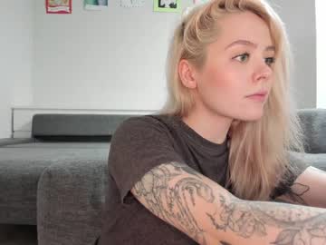 Naked cam girl honey_sunshine image #2153527