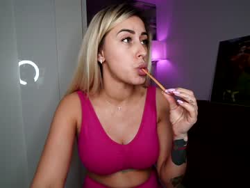 Naked cam girl laurabae_ image #1553275